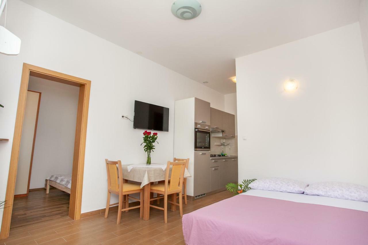 Ap Punta Next To Sandy Beach, Apartment With Garden Omis Exterior photo
