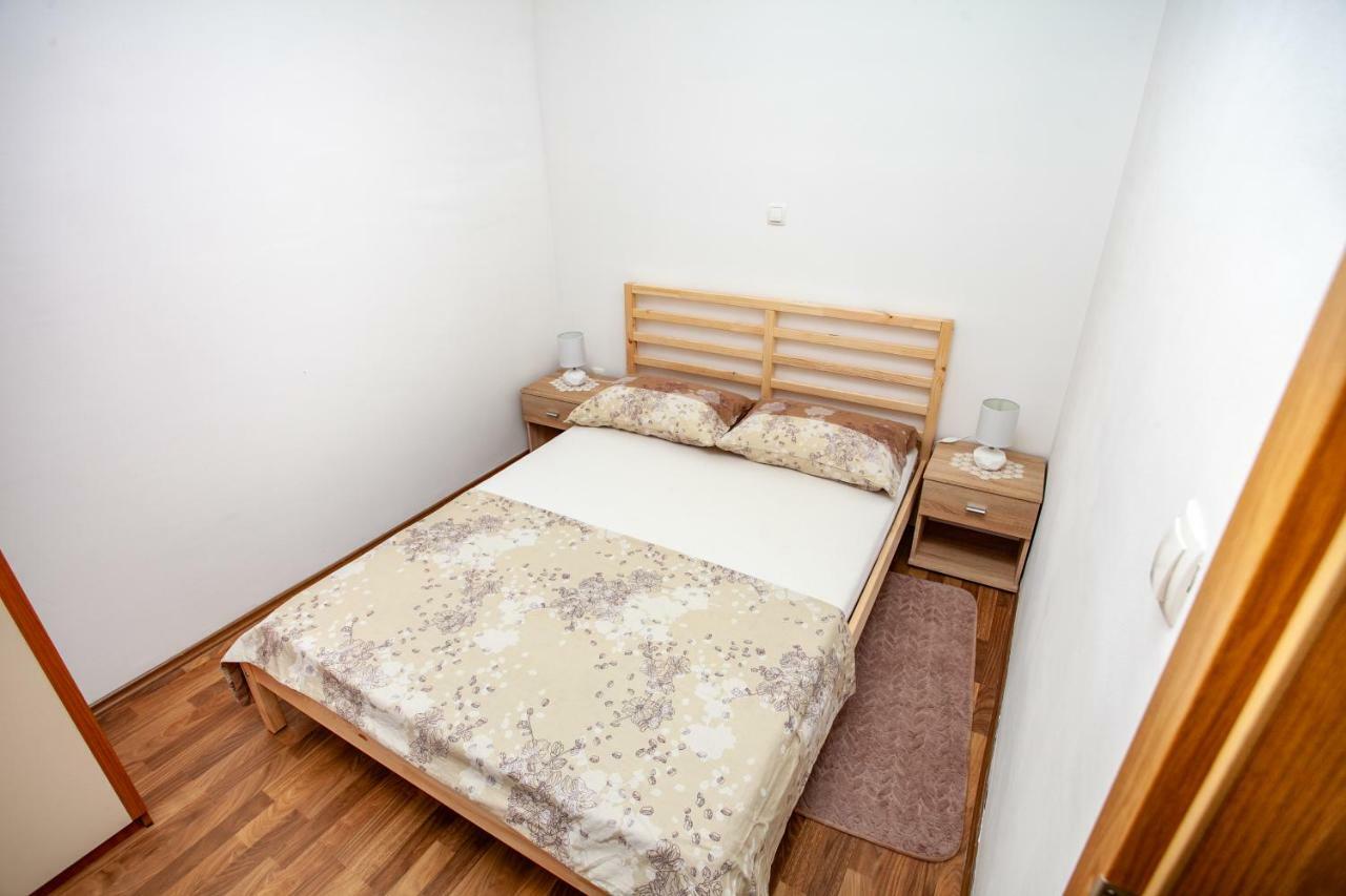 Ap Punta Next To Sandy Beach, Apartment With Garden Omis Exterior photo