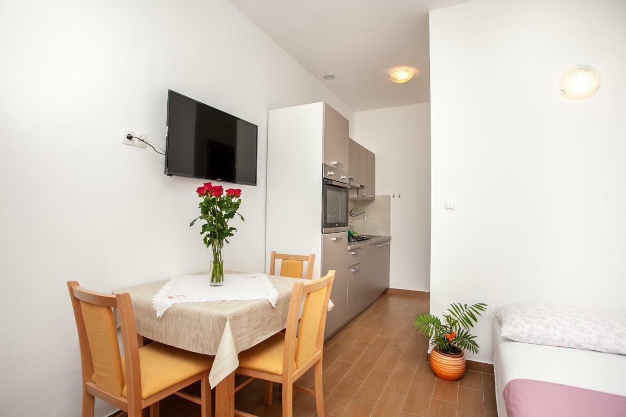 Ap Punta Next To Sandy Beach, Apartment With Garden Omis Exterior photo