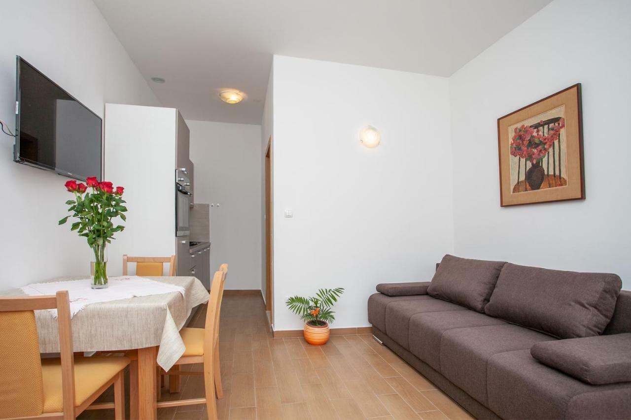 Ap Punta Next To Sandy Beach, Apartment With Garden Omis Exterior photo