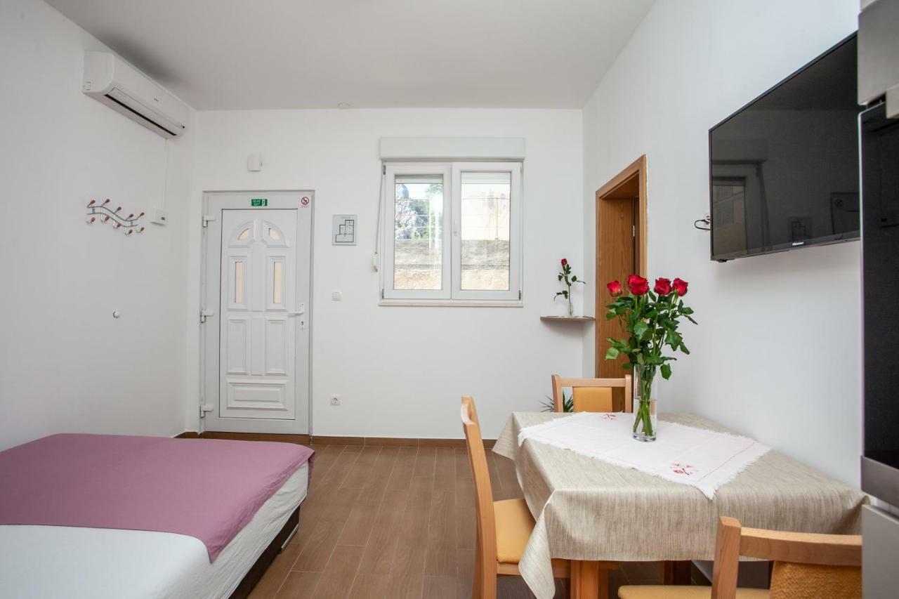 Ap Punta Next To Sandy Beach, Apartment With Garden Omis Exterior photo