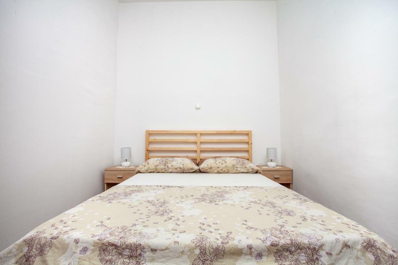 Ap Punta Next To Sandy Beach, Apartment With Garden Omis Exterior photo