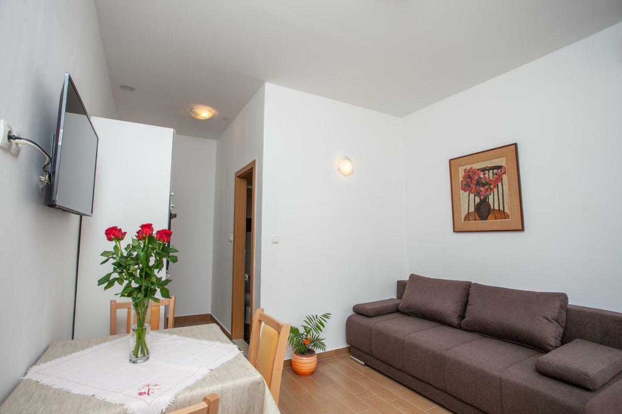 Ap Punta Next To Sandy Beach, Apartment With Garden Omis Exterior photo