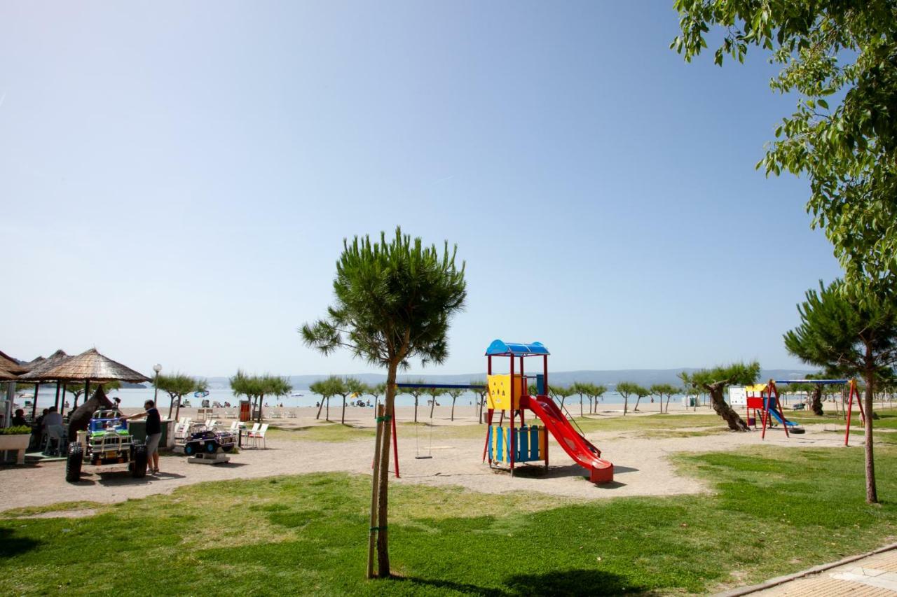 Ap Punta Next To Sandy Beach, Apartment With Garden Omis Exterior photo